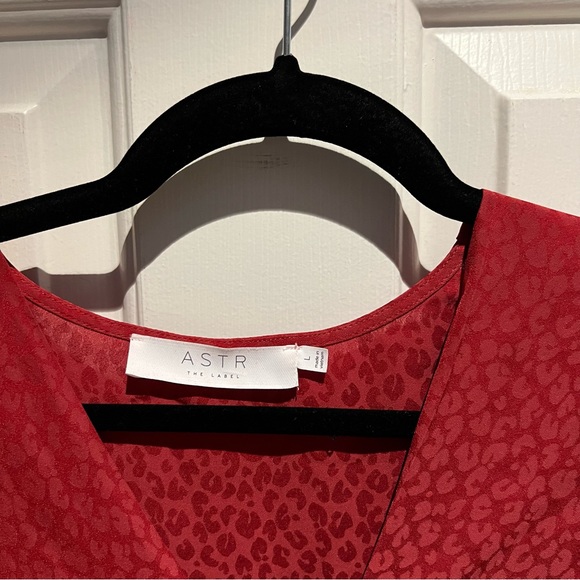 Astr The Label Red Wrap Animal Print Flutter Sleeve Blouse - Picture 4 of 4